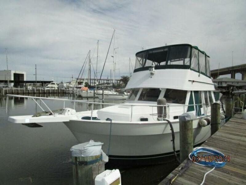 43' Mainship port forward profile