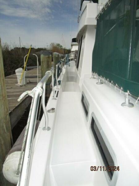 43' Mainship port side deck2