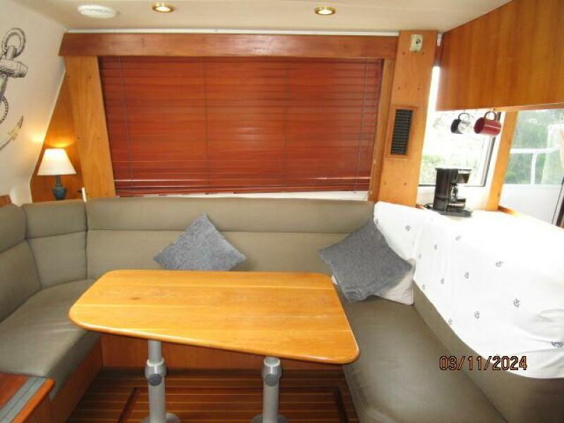 43' Mainship salon port