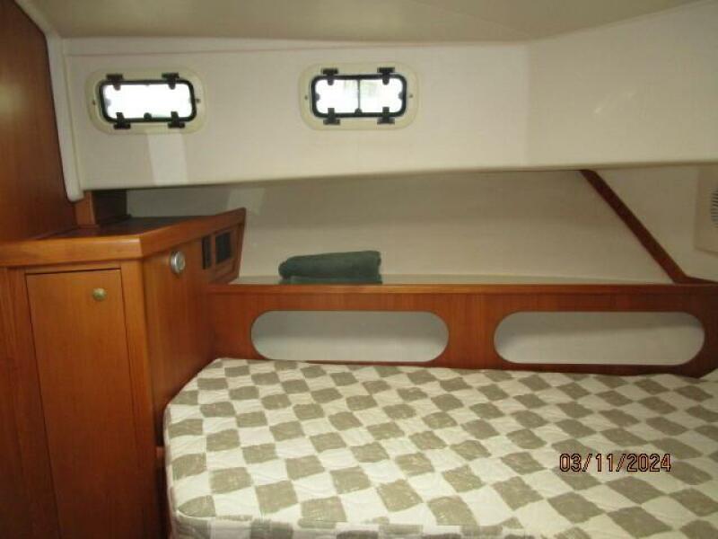 43' Mainship forward guest stateroom port