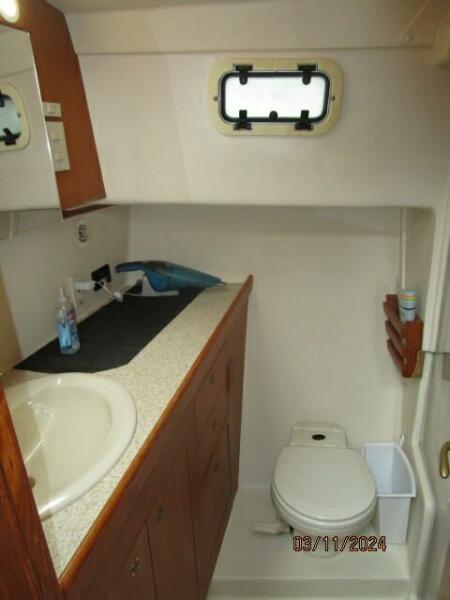 43' Mainship guest head