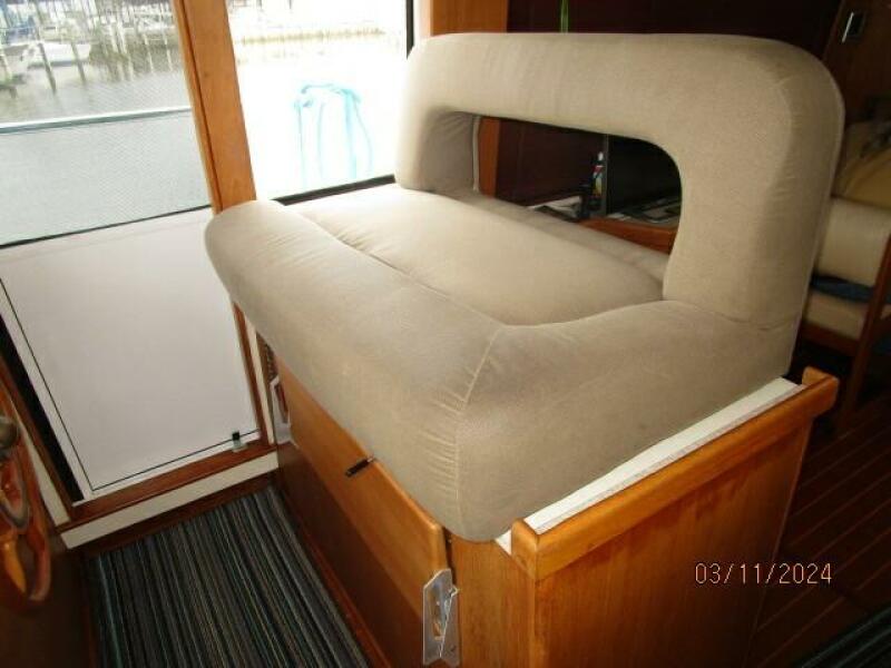 43' Mainship lower helm benchseat