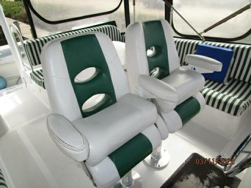 43' Mainship flybridge helmseats1