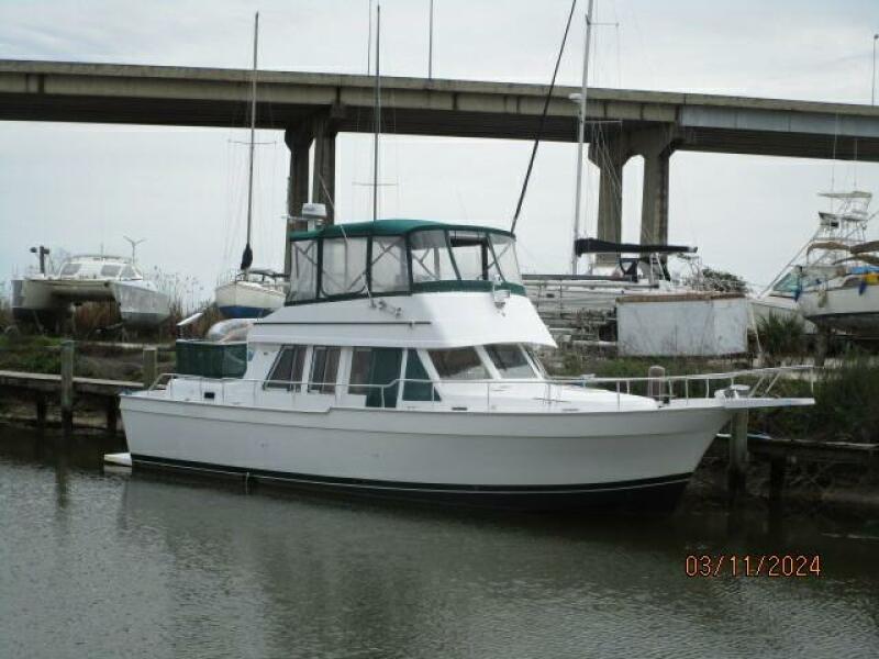 43' Mainship starboard forward profile