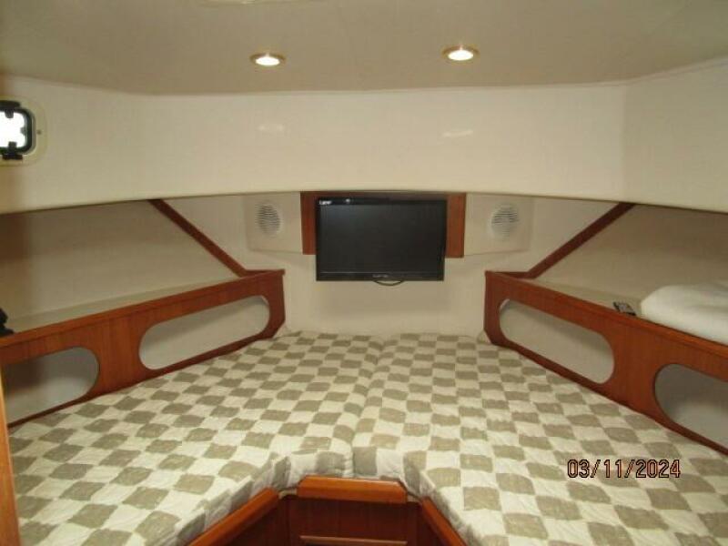 43' Mainship forward guest stateroom