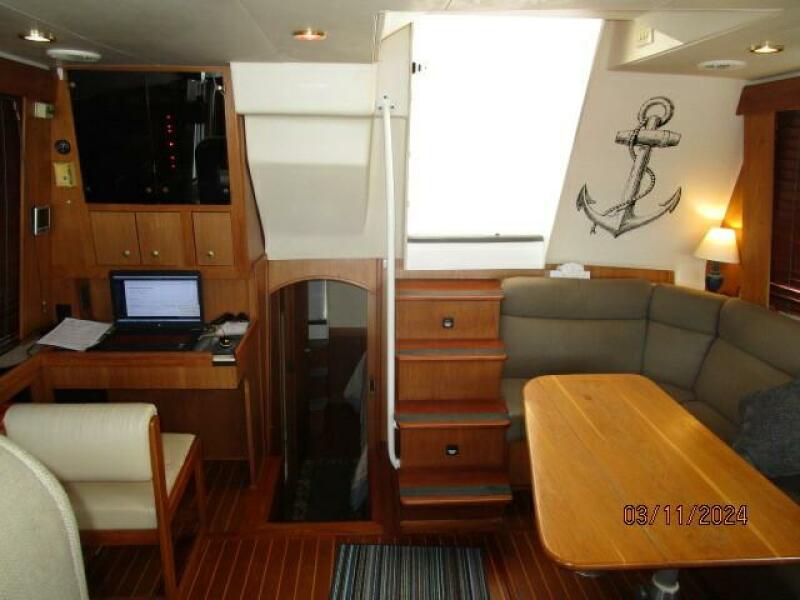 43' Mainship salon aft