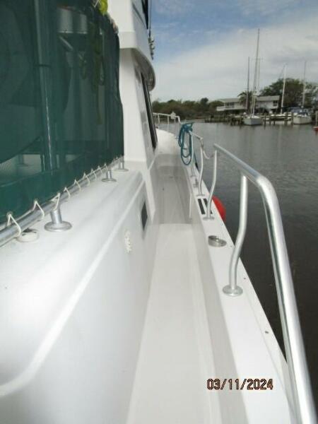 43' Mainship starboard side deck2