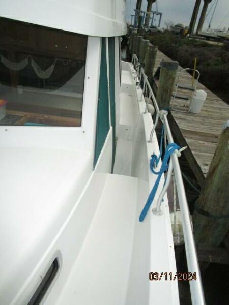 43' Mainship port side deck1