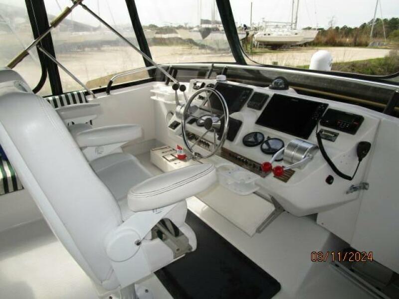 43' Mainship flybridge helm1
