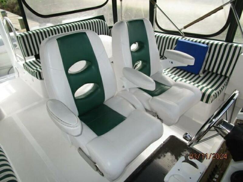 43' Mainship flybridge helmseats2
