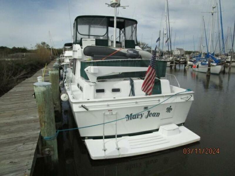 43' Mainship aft profile