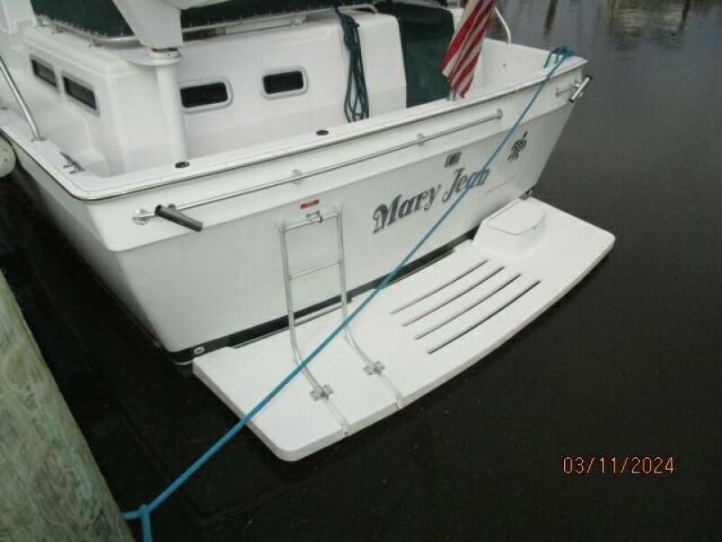 43' Mainship swimplatform