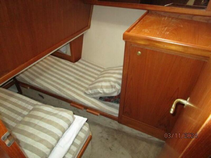 43' Mainship port guest stateroom
