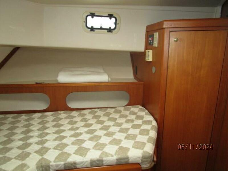 43' Mainship forward guest stateroom starboard