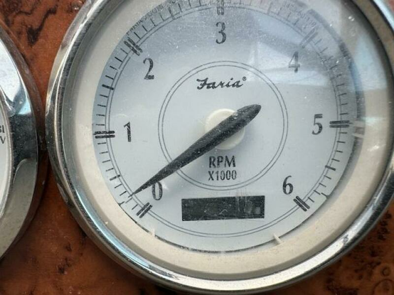 2005 Larson 370 Cabrio