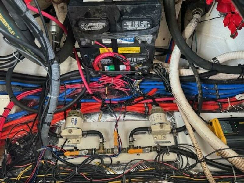 2005 Larson 370 Cabrio