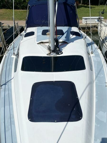 Wet Bar 34ft Hunter Yacht For Sale
