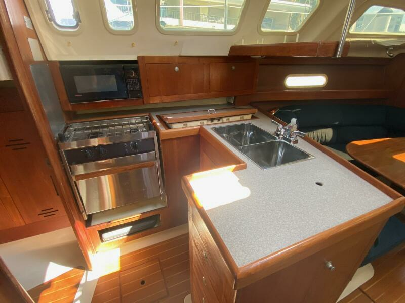 Wet Bar 34ft Hunter Yacht For Sale
