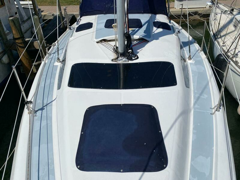 Wet Bar 34ft Hunter Yacht For Sale