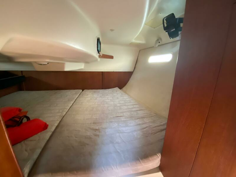 Wet Bar 34ft Hunter Yacht For Sale