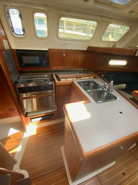 Wet Bar 34ft Hunter Yacht For Sale