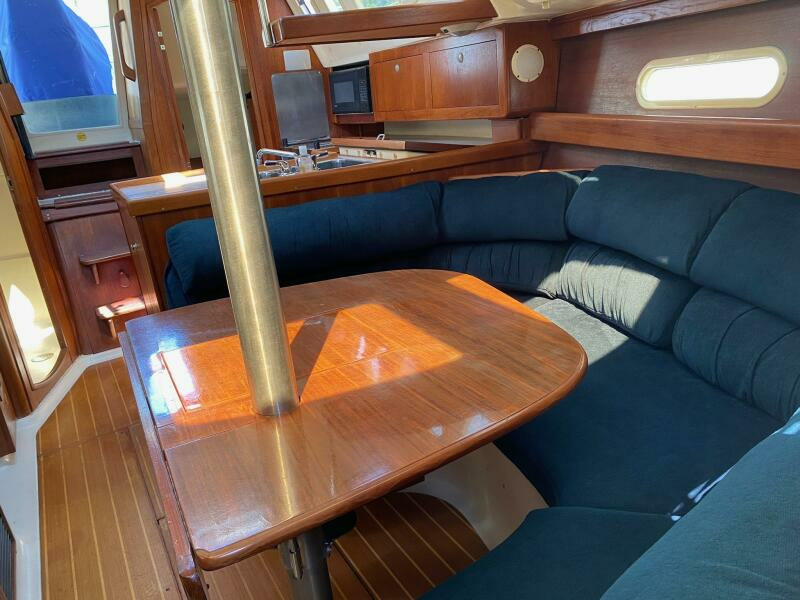 Wet Bar 34ft Hunter Yacht For Sale