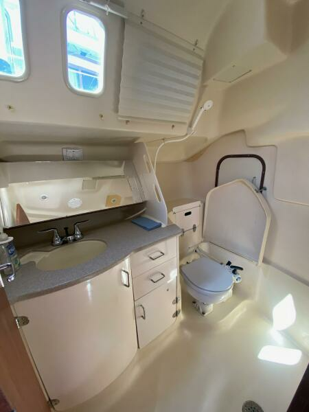 Wet Bar 34ft Hunter Yacht For Sale