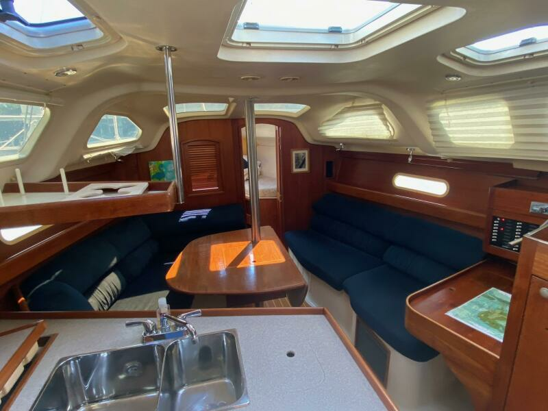 Wet Bar 34ft Hunter Yacht For Sale