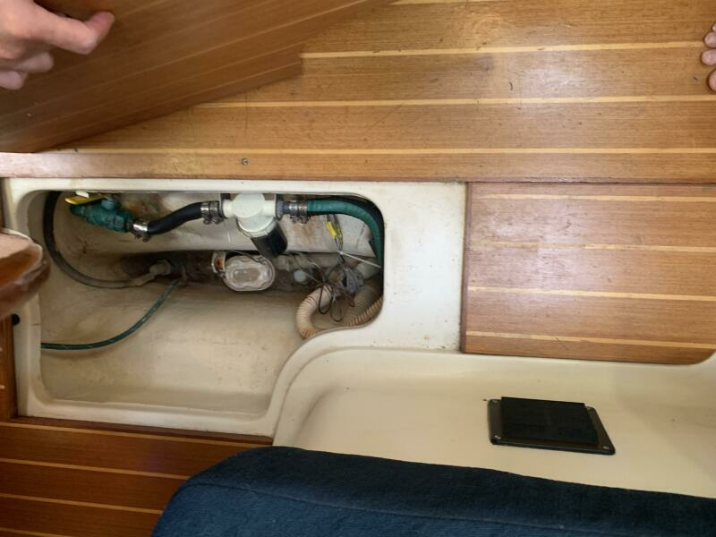 Wet Bar 34ft Hunter Yacht For Sale