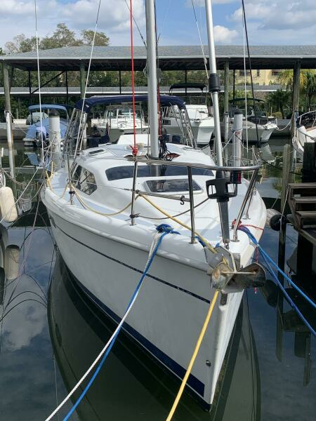 Wet Bar 34ft Hunter Yacht For Sale