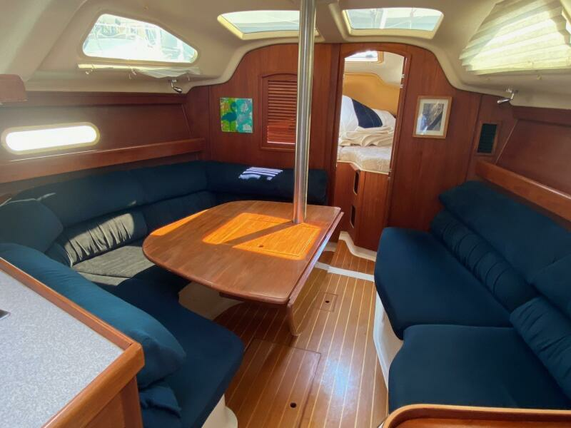 Wet Bar 34ft Hunter Yacht For Sale