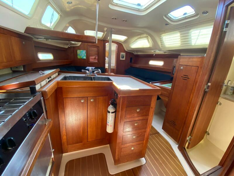 Wet Bar 34ft Hunter Yacht For Sale