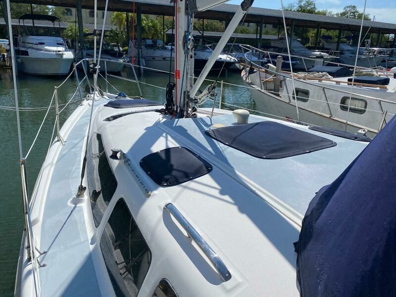Wet Bar 34ft Hunter Yacht For Sale