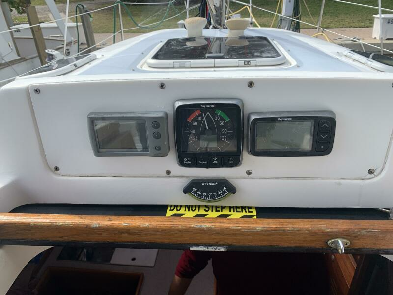 Wet Bar 34ft Hunter Yacht For Sale