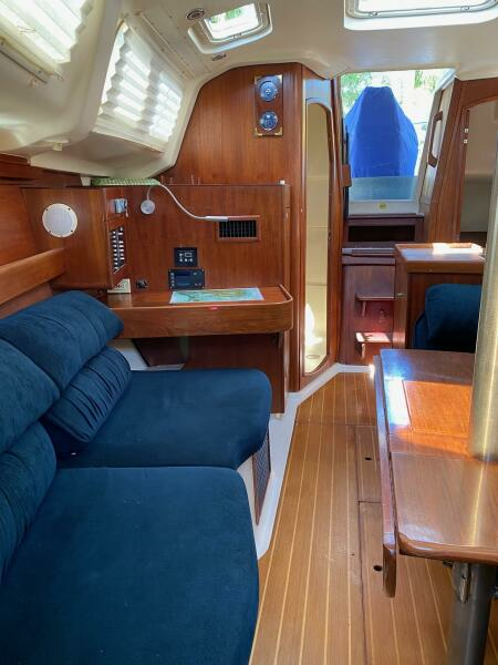 Wet Bar 34ft Hunter Yacht For Sale