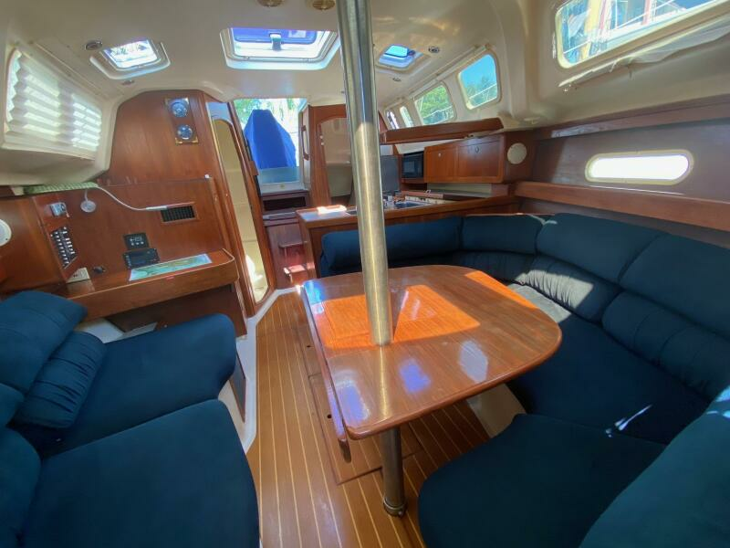 Wet Bar 34ft Hunter Yacht For Sale