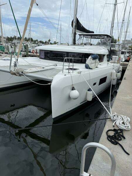 JELLIBLU 42ft Lagoon Yacht For Sale