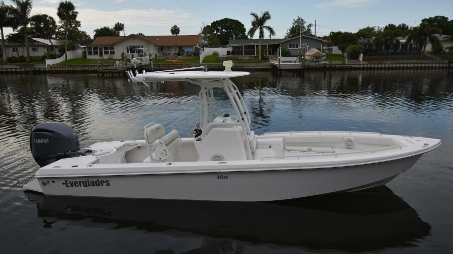 2016 24 Everglades Center Console - Main Profile 