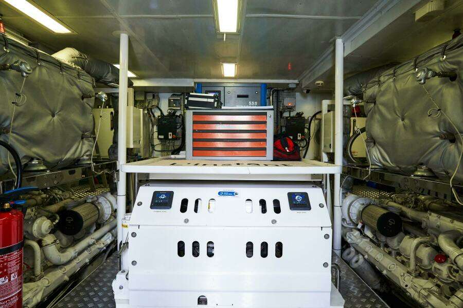 L INSTANT IV 108ft Costruzioni Navali Tigullio Castagnola Yacht For Sale