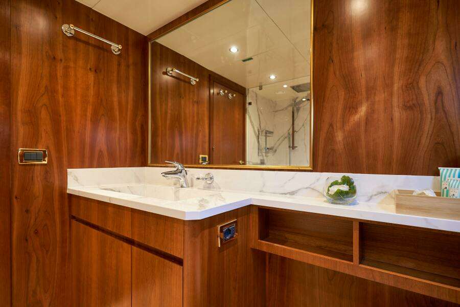 L INSTANT IV 108ft Costruzioni Navali Tigullio Castagnola Yacht For Sale