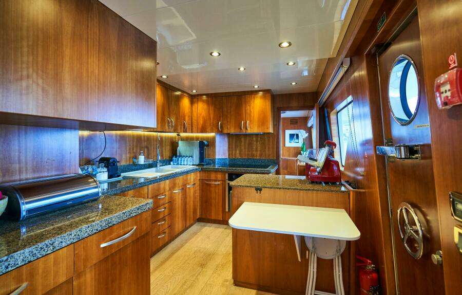 L INSTANT IV 108ft Costruzioni Navali Tigullio Castagnola Yacht For Sale