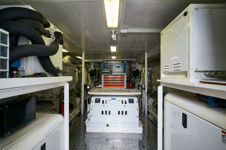 L INSTANT IV 108ft Costruzioni Navali Tigullio Castagnola Yacht For Sale