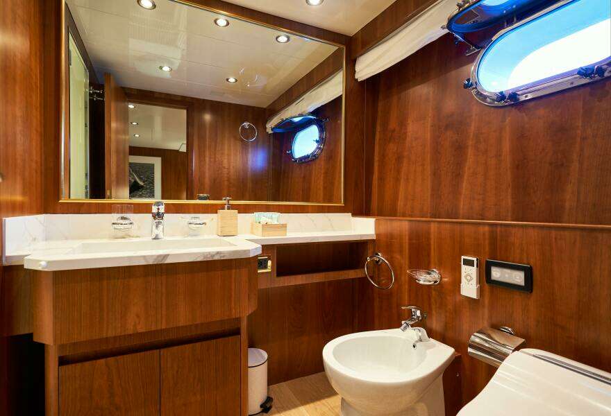 L INSTANT IV 108ft Costruzioni Navali Tigullio Castagnola Yacht For Sale