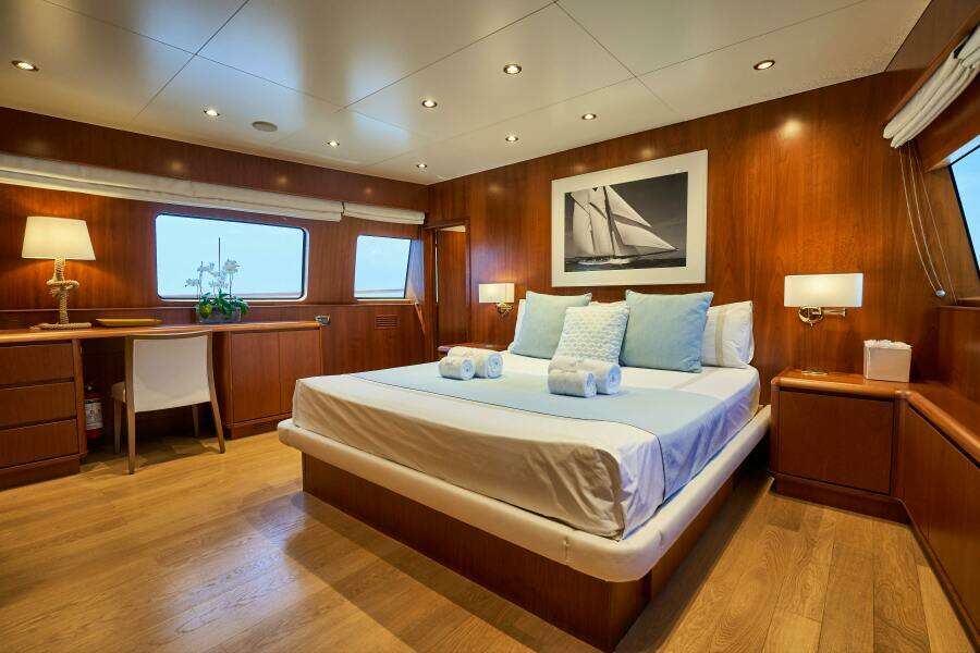 L INSTANT IV 108ft Costruzioni Navali Tigullio Castagnola Yacht For Sale