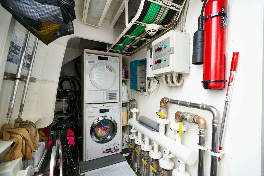 L INSTANT IV 108ft Costruzioni Navali Tigullio Castagnola Yacht For Sale