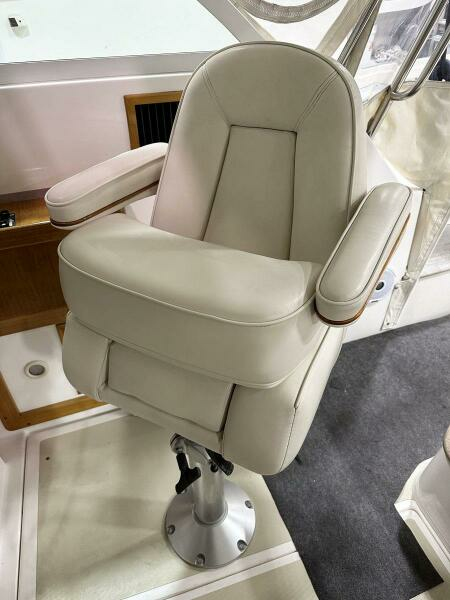 Helm Chair W Lifting Bolster