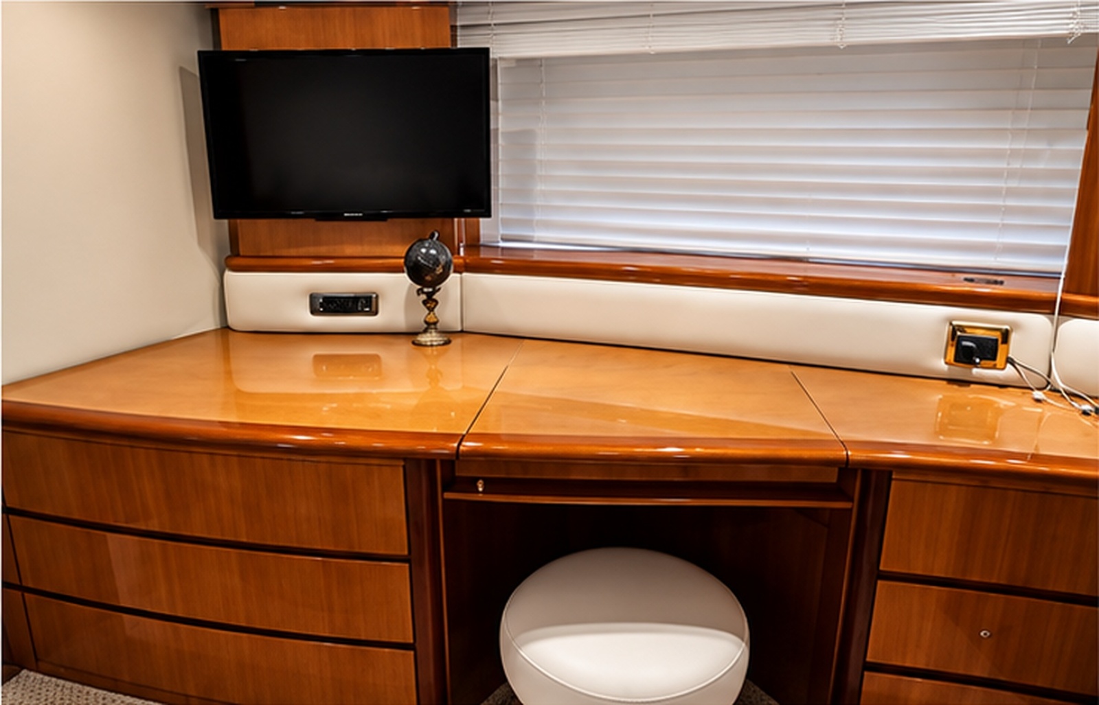 2004 Azimut 62