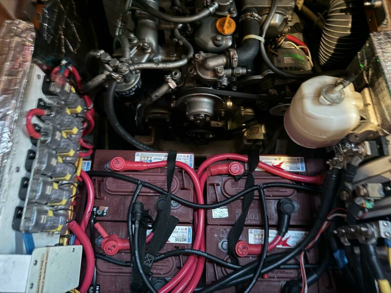 60 2003 Lagoon 410 S2 Port Engine Room