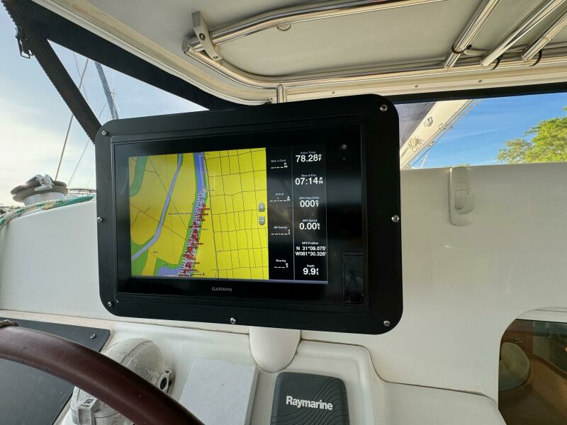 81 2003 Lagoon 410 S2 Garmin Upper Helm