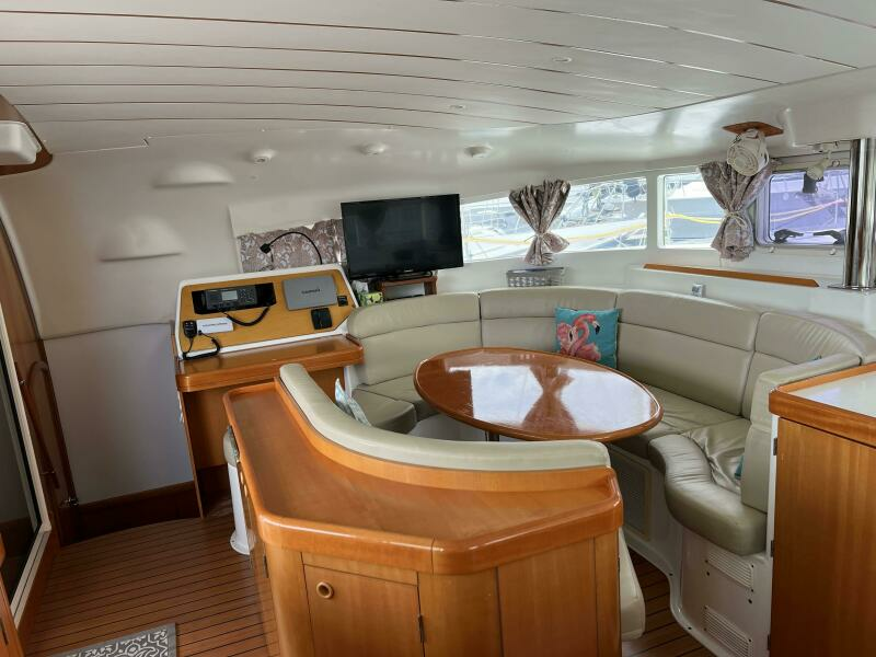 26 2003 Lagoon 410 S2 Salon 8